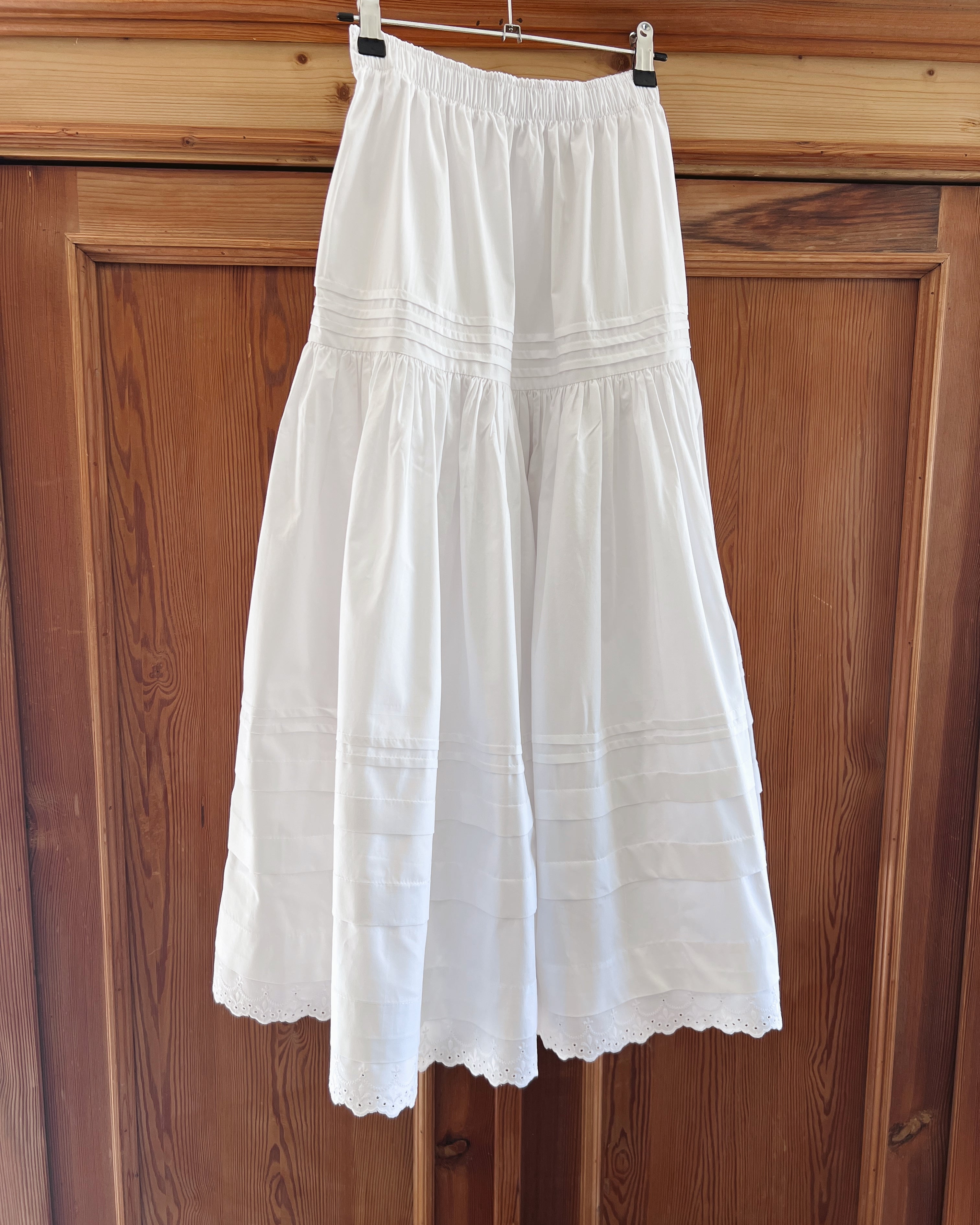 Elle boheme boundless skies pure cotton poplin summer skirt made in New Zealand featuring delicate vintage inspired pleats and cotton lace at bottom hem.